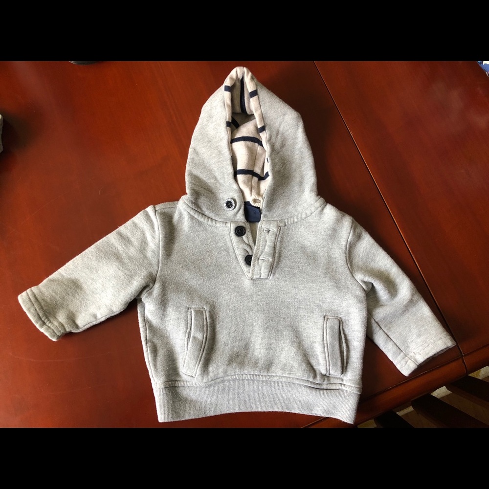Baby Gap 6-12 months Sweatshirt
VGUC